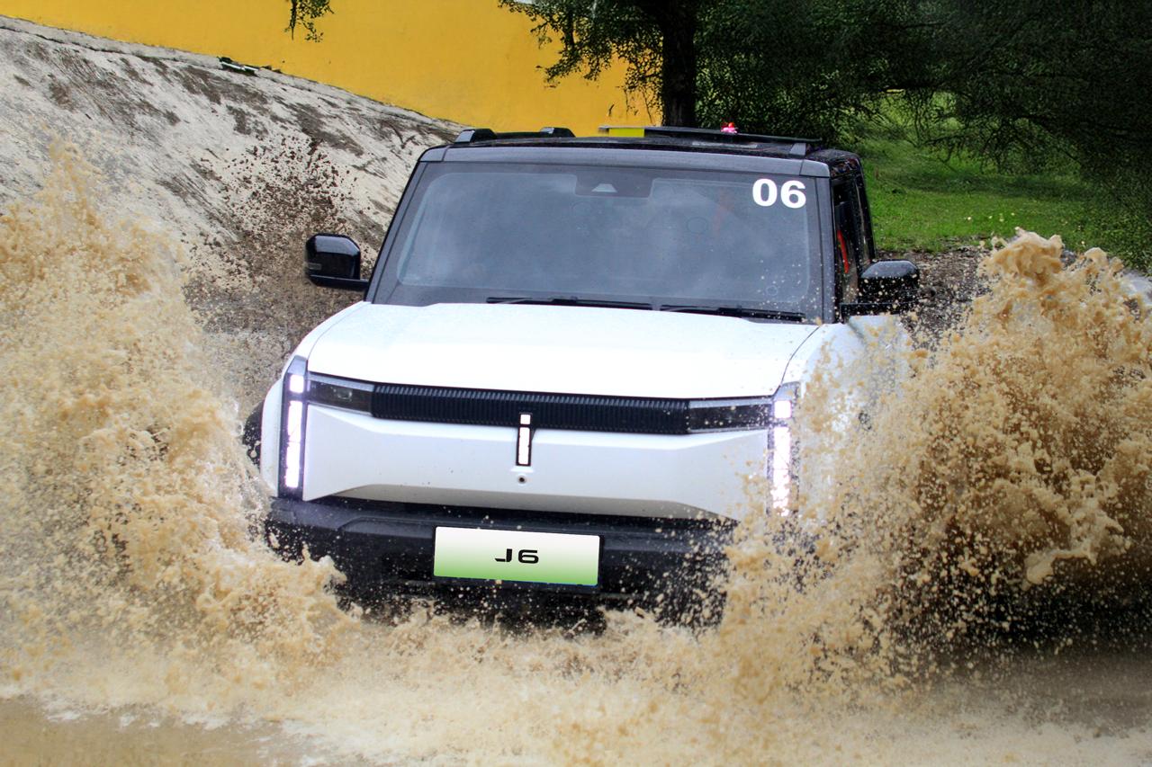 Fitur Water Wading dan Ground Clearance Tinggi Jadi Andalan Chery J6 & J6T Hadapi Cuaca Ekstrim seperti Curah Hujan Tinggi
